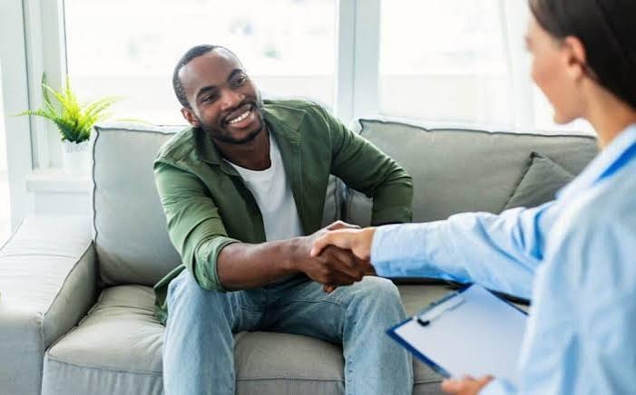 A client shaking hands with his therapist